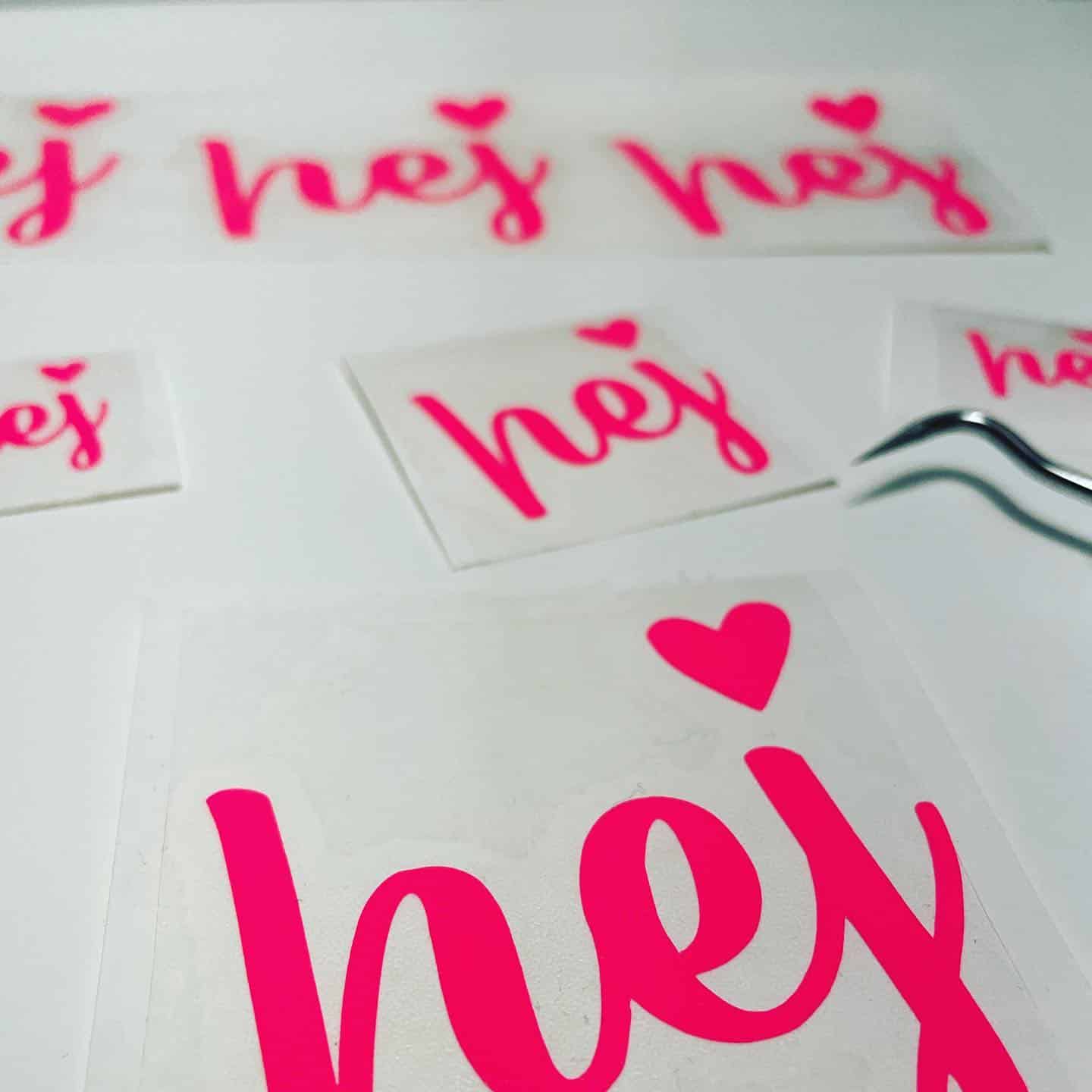 Hej 💗

Ich hoffe, ihr seid gut in die neue Woche gestartet! Ich lag faul am See und hab gar nichts gemacht 🙆🏼‍♀️

Dafür war ich gestern etwas motivierter und habe seit langem den Plotter mal wieder gestartet. Denn die neonpinke Folie hat mich schon seit langem angelächelt. Ein HEJ in neonpink.

Welches Wort oder Schriftzug muss es unbedingt in Neonpink geben?
Kommentare los! 🙏🏻

#neonliebe #neonpink #pink #sticker #plotterliebe #hej #faulseinistwunderschön #happymontag #oopsdesign #stadtstgallen